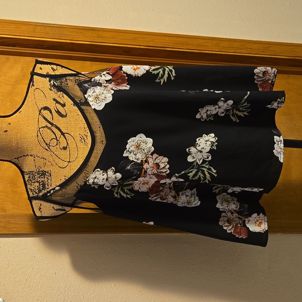 🌞☀️🌞Amaryllis Black Floral Tank Top